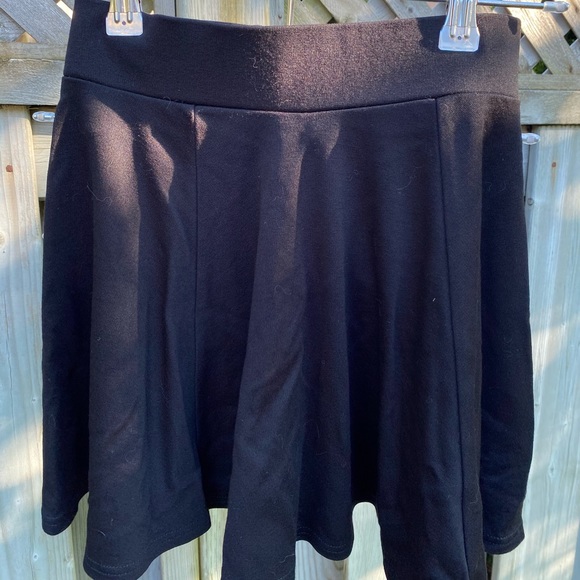 NWOT flowy black skirt from H&M - Picture 2 of 3